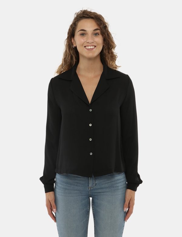 Camicia Vougue con bottoni - 100% poliestereLa modella indossa la taglia S e la vestibilità è regolare. Spalle: 38 cm - Lung