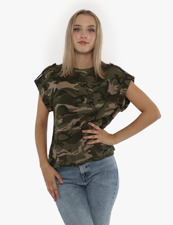 T-shirt Pepe Jeans stampa mimetica - COMPOSIZIONE E VESTIBILITÀ:100% cotoneLa modella è alta 172 cm e indossa la taglia S. L