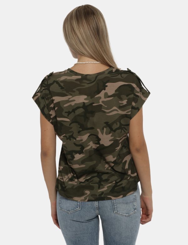 T-shirt Pepe Jeans stampa mimetica - COMPOSIZIONE E VESTIBILITÀ:100% cotoneLa modella è alta 172 cm e indossa la taglia S. L