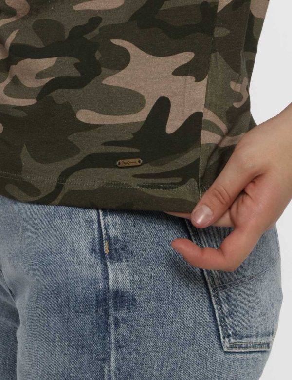 T-shirt Pepe Jeans stampa mimetica - COMPOSIZIONE E VESTIBILITÀ:100% cotoneLa modella è alta 172 cm e indossa la taglia S. L