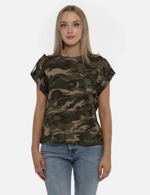 T-shirt Pepe Jeans stampa mimetica - COMPOSIZIONE E VESTIBILITÀ:100% cotoneLa modella è alta 172 cm e indossa la taglia S. L