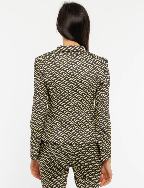 Blazer Vougue con bottone foderato - 77% poliestere 17% viscosa 6% elastinaLa modella indossa la taglia S ed è alta 178 cm e