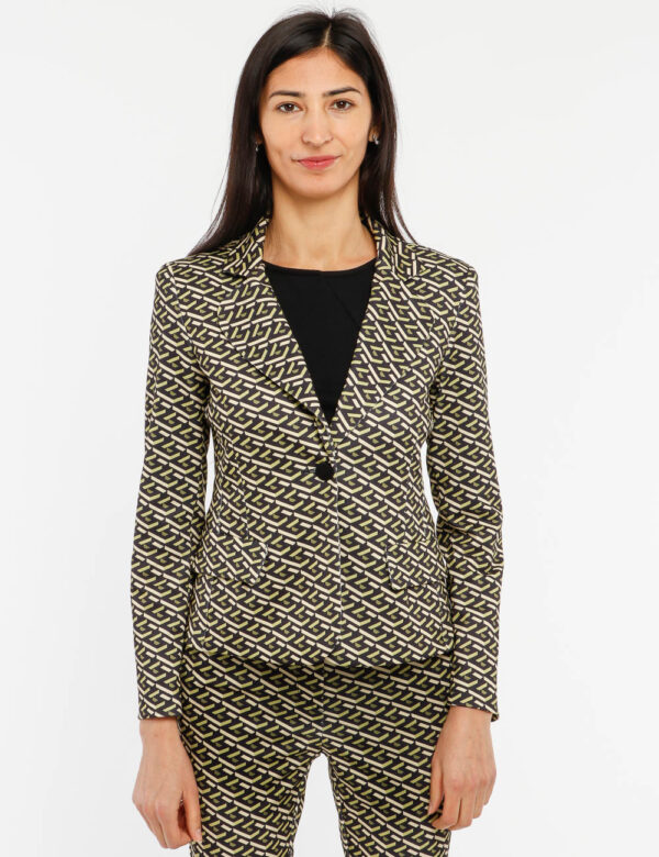 Blazer Vougue con bottone foderato - 77% poliestere 17% viscosa 6% elastinaLa modella indossa la taglia S ed è alta 178 cm e