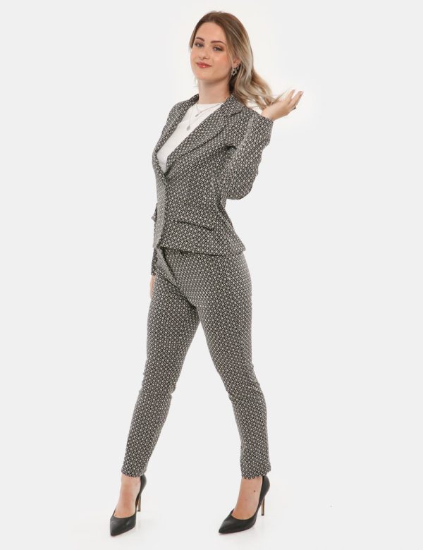 Blazer Vougue con bottone foderato - 90% poliestere 10% elastinaLa modella indossa la taglia S ed è alta 168 cm e la vestib