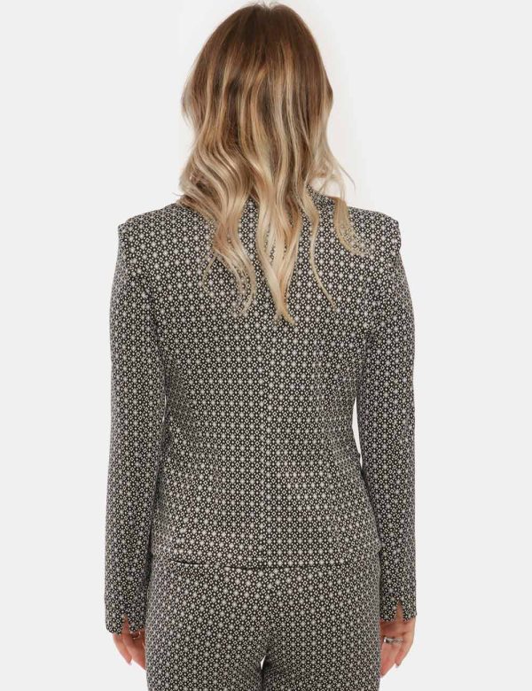 Blazer Vougue con bottone foderato - 90% poliestere 10% elastinaLa modella indossa la taglia S ed è alta 168 cm e la vestib