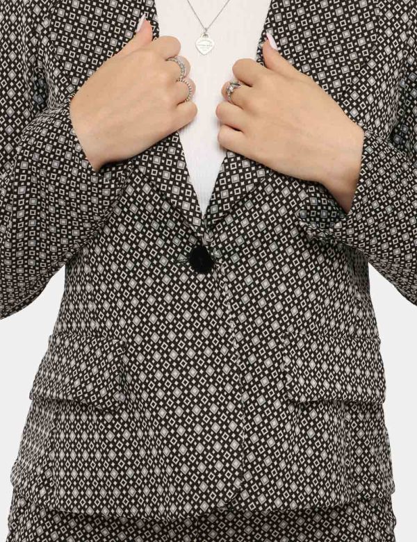 Blazer Vougue con bottone foderato - 90% poliestere 10% elastinaLa modella indossa la taglia S ed è alta 168 cm e la vestib