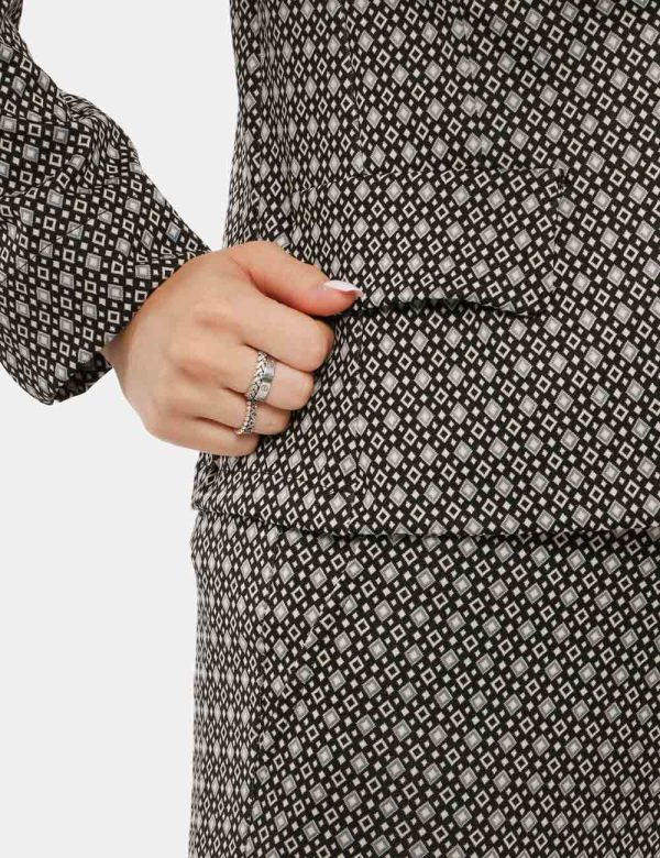 Blazer Vougue con bottone foderato - 90% poliestere 10% elastinaLa modella indossa la taglia S ed è alta 168 cm e la vestib