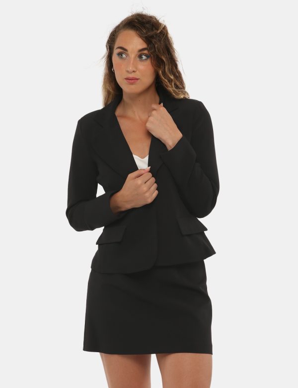 Blazer Vougue con bottone foderato - 90% poliestere 10% elastinaLa modella indossa la taglia S ed è alta 170 cm e la vestib