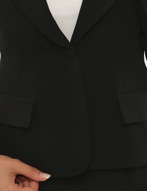 Blazer Vougue con bottone foderato - 90% poliestere 10% elastinaLa modella indossa la taglia S ed è alta 170 cm e la vestib