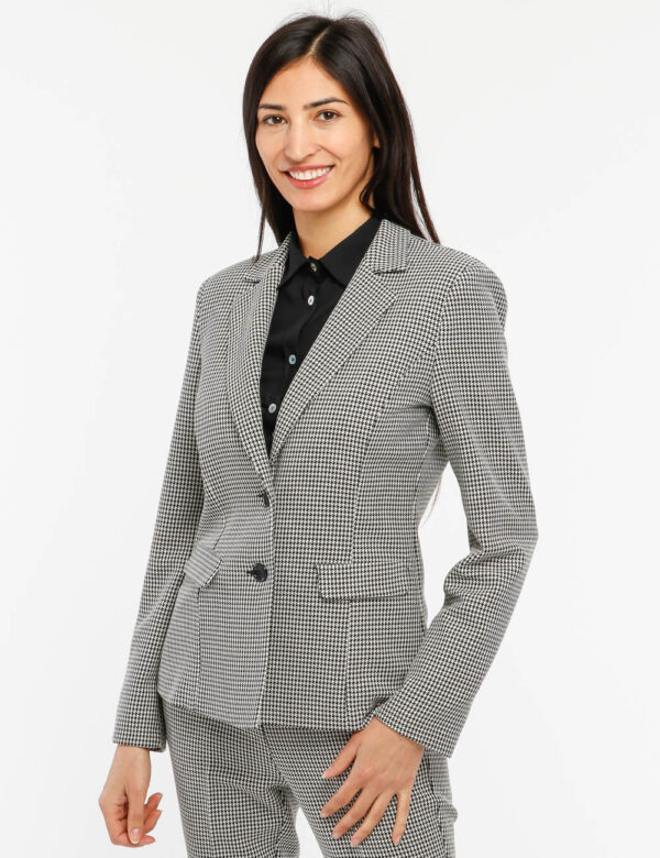 Blazer Vougue con spalline - 79% poliestere 18% viscosa 3% elastinaLa modella indossa la taglia S ed è alta 178 cm e la vest