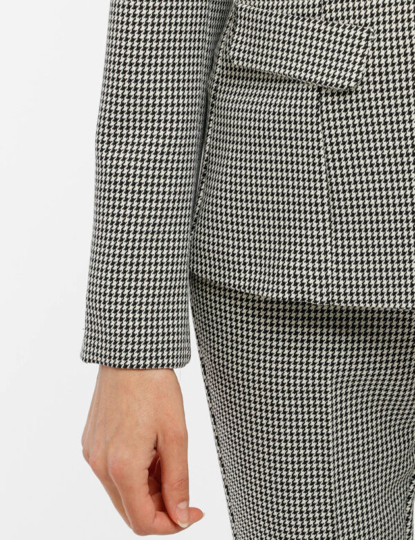Blazer Vougue con spalline - 79% poliestere 18% viscosa 3% elastinaLa modella indossa la taglia S ed è alta 178 cm e la vest