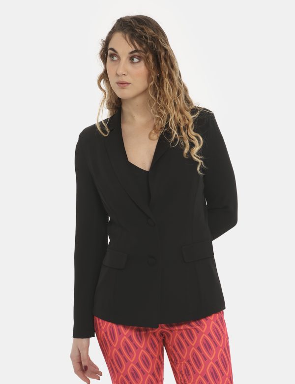 Blazer Vougue nero - COMPOSIZIONE E VESTIBILITÀ:96% poliestere 4% elastaneCONSIGLI DI STILE:Blazer total black taglio lungo.