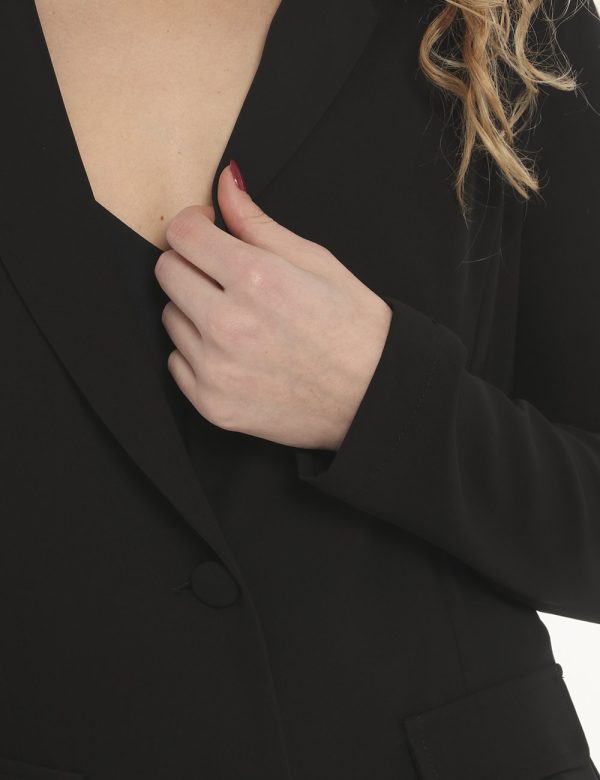 Blazer Vougue nero - COMPOSIZIONE E VESTIBILITÀ:96% poliestere 4% elastaneCONSIGLI DI STILE:Blazer total black taglio lungo.