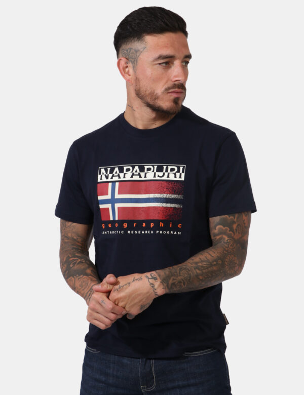 T-shirt Napapijri Blu - Casual t-shirt su base blu navy con stampa logo brand in blu, nero e rosso. La vestibilità è morbida