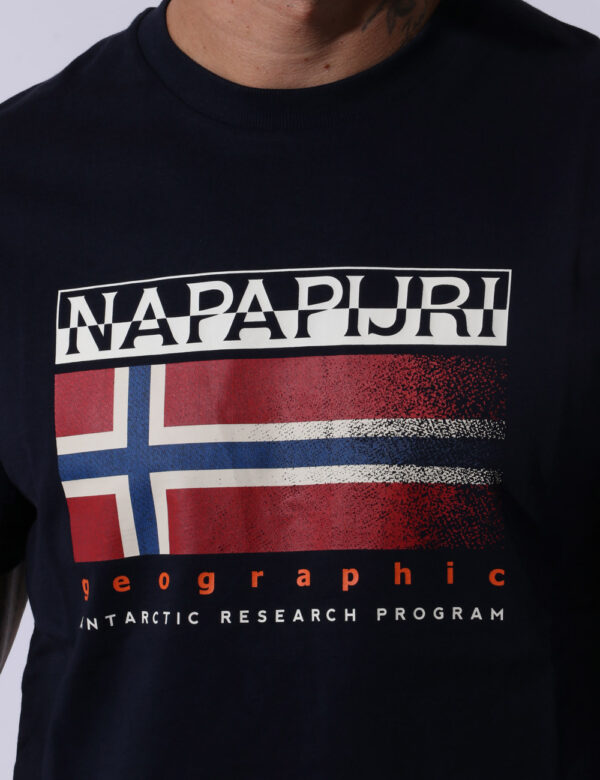 T-shirt Napapijri Blu - Casual t-shirt su base blu navy con stampa logo brand in blu, nero e rosso. La vestibilità è morbida