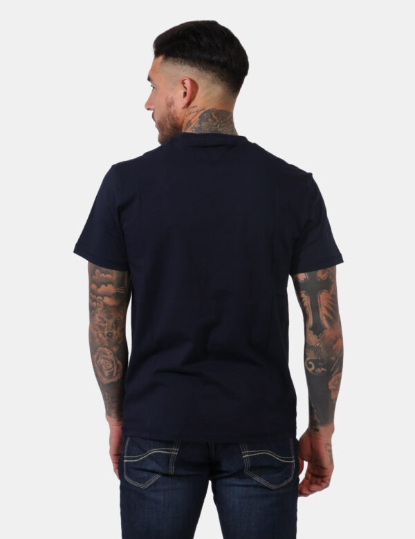 T-shirt Napapijri Blu - Casual t-shirt su base blu navy con stampa logo brand in blu, nero e rosso. La vestibilità è morbida