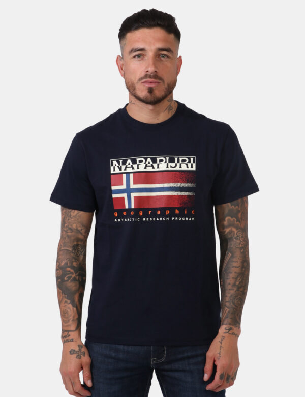 T-shirt Napapijri Blu - Casual t-shirt su base blu navy con stampa logo brand in blu, nero e rosso. La vestibilità è morbida