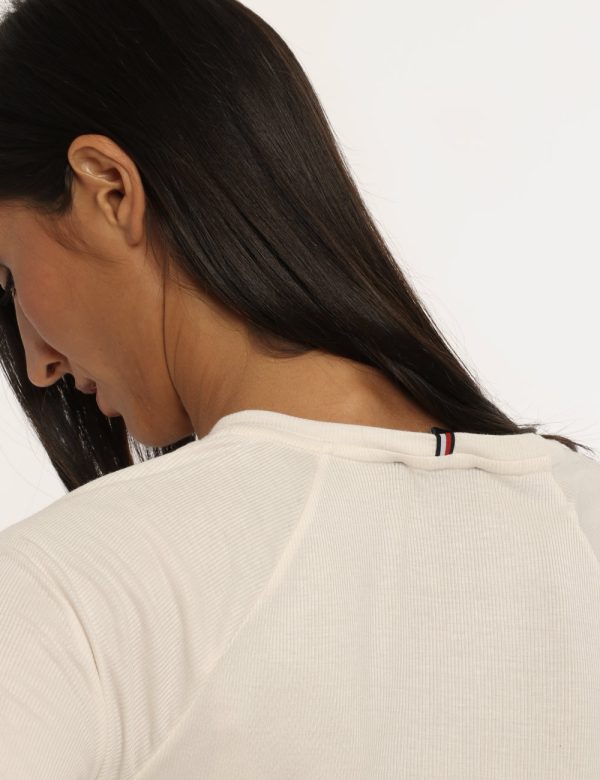 T-shirt Tommy Hilfiger beige - COMPOSIZIONE E VESTIBILITÀ:Altre materieLa modella è alta 176 cm e indossa la taglia S. La ve