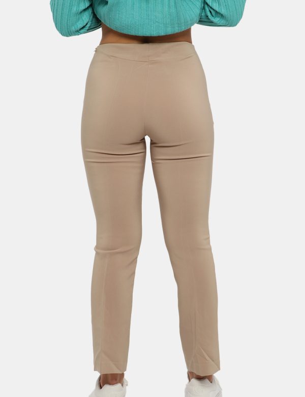 Pantalone Sandro Ferrone beige - COMPOSIZIONE E VESTIBILITÀ:90% poliestere 10% elastaneLa modella è alta 170 cm e indossa la