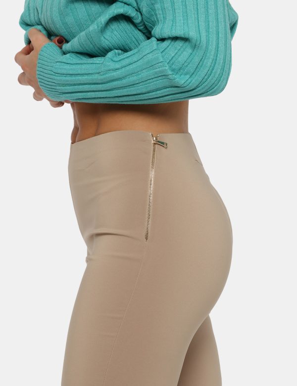 Pantalone Sandro Ferrone beige - COMPOSIZIONE E VESTIBILITÀ:90% poliestere 10% elastaneLa modella è alta 170 cm e indossa la