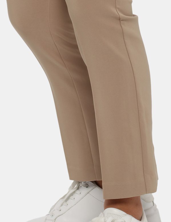 Pantalone Sandro Ferrone beige - COMPOSIZIONE E VESTIBILITÀ:90% poliestere 10% elastaneLa modella è alta 170 cm e indossa la
