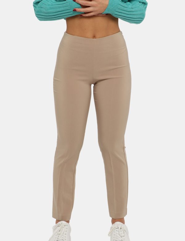 Pantalone Sandro Ferrone beige - COMPOSIZIONE E VESTIBILITÀ:90% poliestere 10% elastaneLa modella è alta 170 cm e indossa la