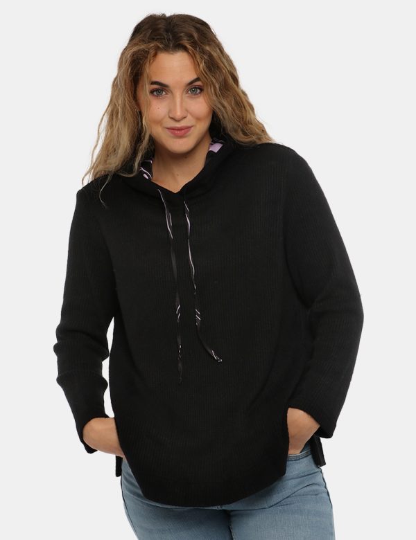 Maglione Sandro Ferrone nero - COMPOSIZIONE E VESTIBILITÀ:51% viscosa 30% poliestere 19% poliamideLa modella è alta 170 cm e