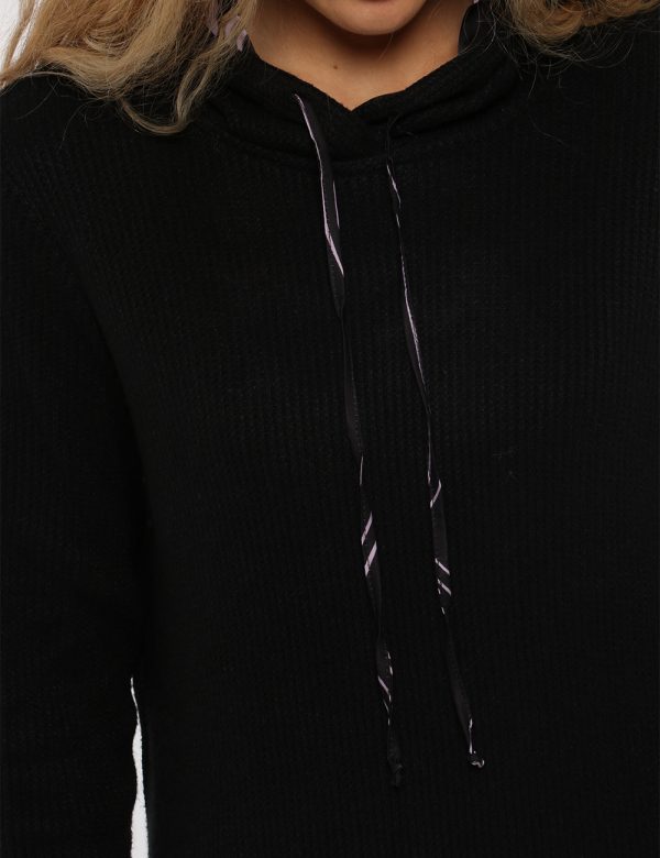 Maglione Sandro Ferrone nero - COMPOSIZIONE E VESTIBILITÀ:51% viscosa 30% poliestere 19% poliamideLa modella è alta 170 cm e