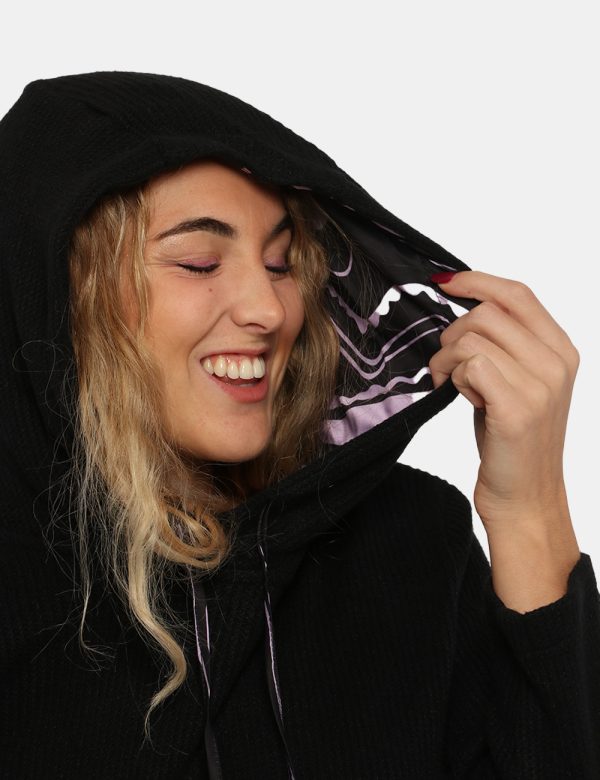 Maglione Sandro Ferrone nero - COMPOSIZIONE E VESTIBILITÀ:51% viscosa 30% poliestere 19% poliamideLa modella è alta 170 cm e