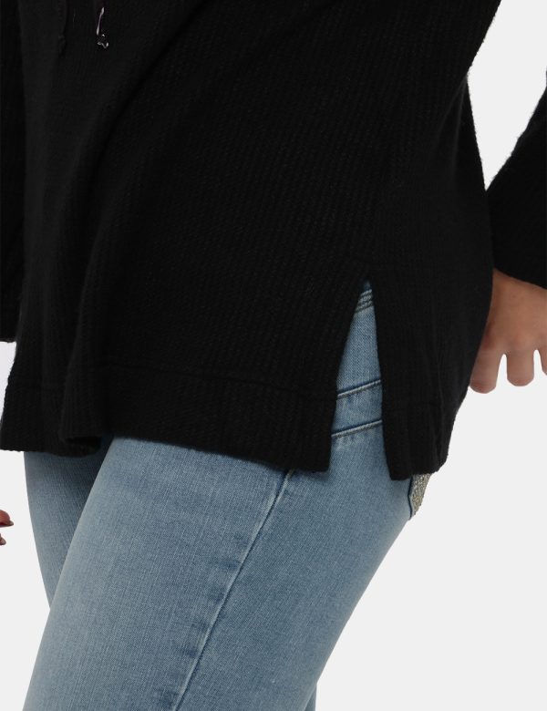 Maglione Sandro Ferrone nero - COMPOSIZIONE E VESTIBILITÀ:51% viscosa 30% poliestere 19% poliamideLa modella è alta 170 cm e