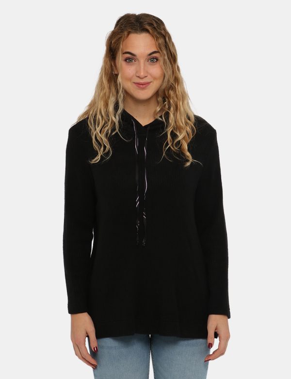 Maglione Sandro Ferrone nero - COMPOSIZIONE E VESTIBILITÀ:51% viscosa 30% poliestere 19% poliamideLa modella è alta 170 cm e