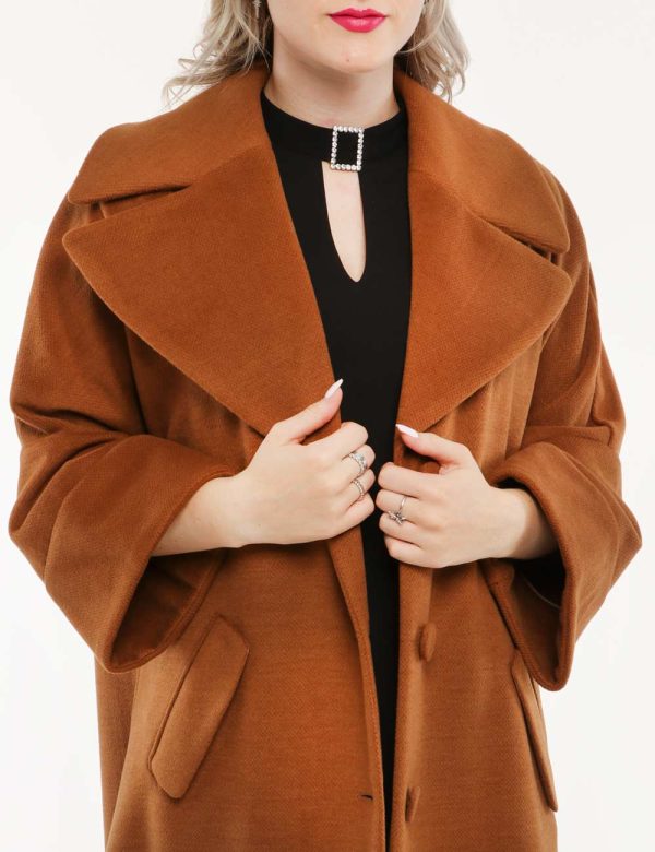 Cappotto Sandro Ferrone con bottoni foderati - 92% poliestere - 8% viscosaLa modella indossa la taglia 40 ed è alta 170 cm e
