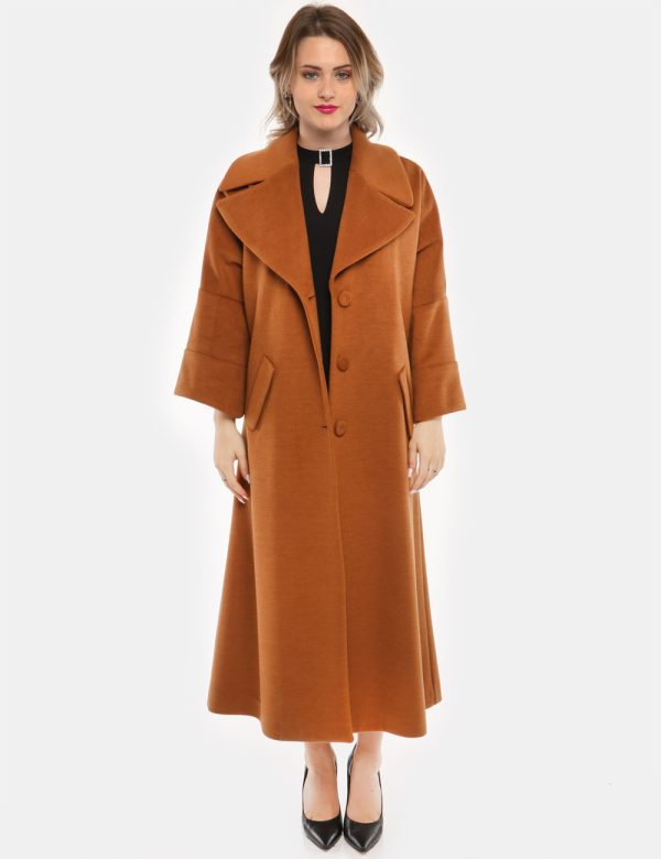 Cappotto Sandro Ferrone con bottoni foderati - 92% poliestere - 8% viscosaLa modella indossa la taglia 40 ed è alta 170 cm e