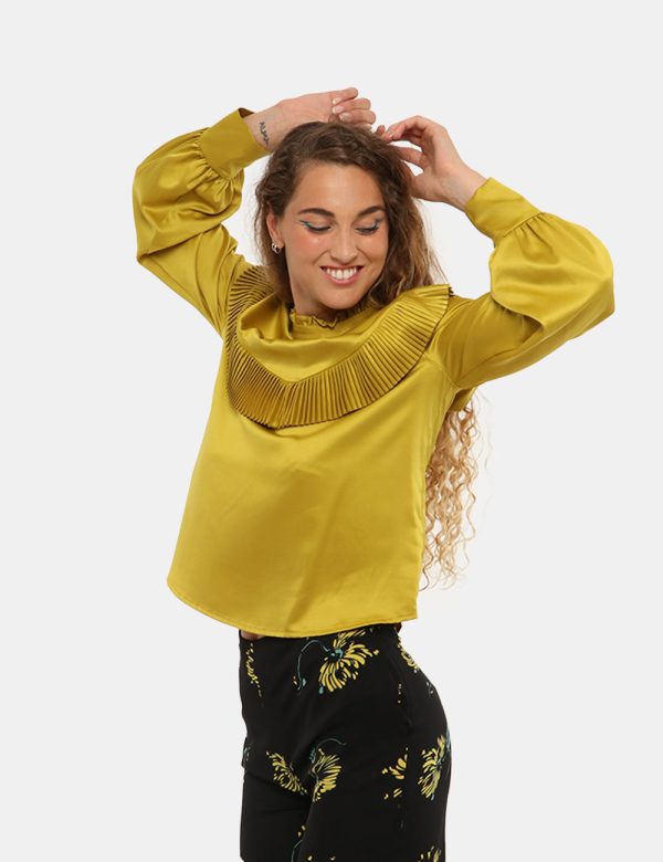 Camicia Sandro Ferrone con plissé - 97% poliestere 3% elastinaLa modella indossa la taglia S ed è alta 170 cm e la vestibili