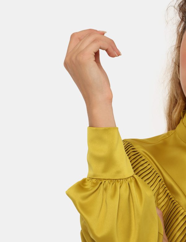 Camicia Sandro Ferrone con plissé - 97% poliestere 3% elastinaLa modella indossa la taglia S ed è alta 170 cm e la vestibili