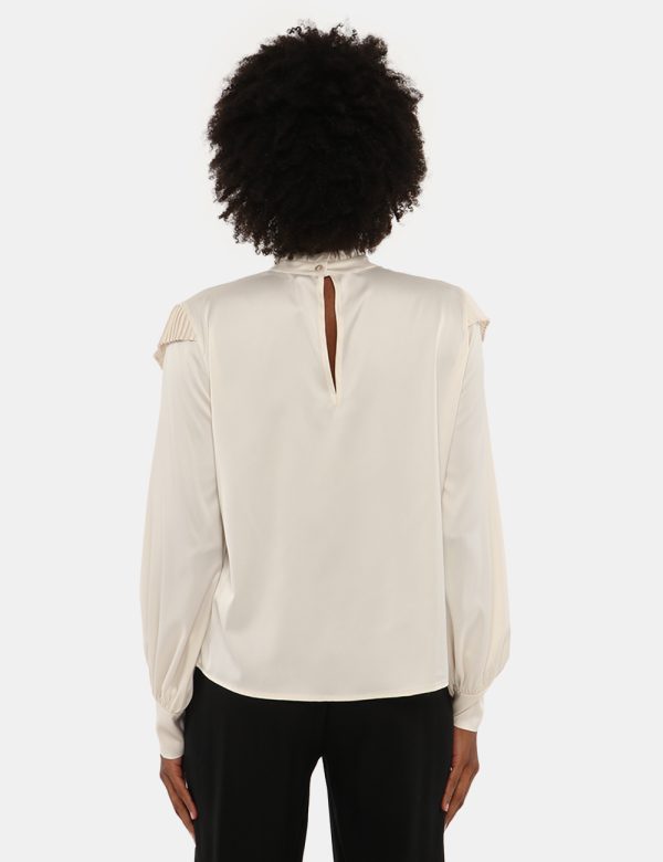 Camicia Sandro Ferrone con plissé - 97% poliestere 3% elastinaLa modella indossa la taglia S ed è alta 170 cm e la vestibili