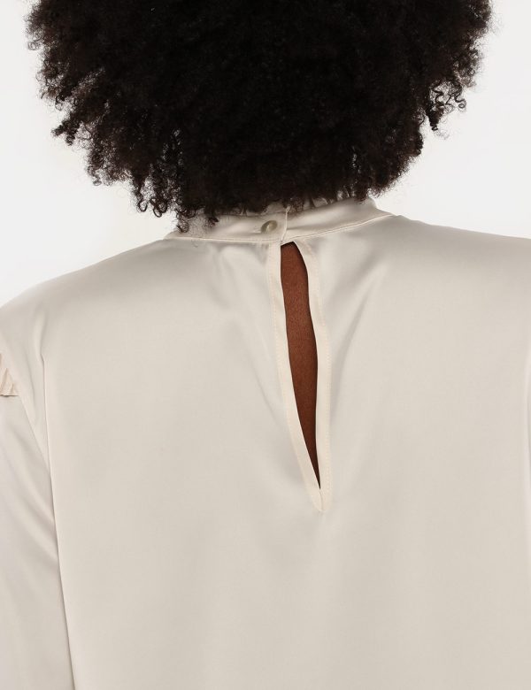 Camicia Sandro Ferrone con plissé - 97% poliestere 3% elastinaLa modella indossa la taglia S ed è alta 170 cm e la vestibili