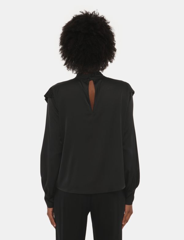 Camicia Sandro Ferrone con plissé - 97% poliestere 3% elastinaLa modella indossa la taglia S ed è alta 170 cm e la vestibili