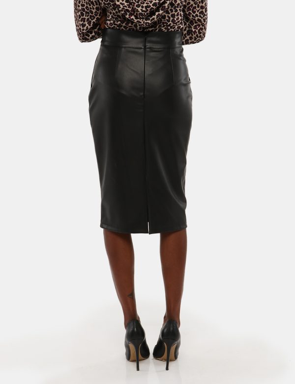 Gonna Sandro Ferrone in similpelle - 95% poliestere 5% elastinaLa modella indossa la taglia 40 ed è alta 170 cm e la vestibi