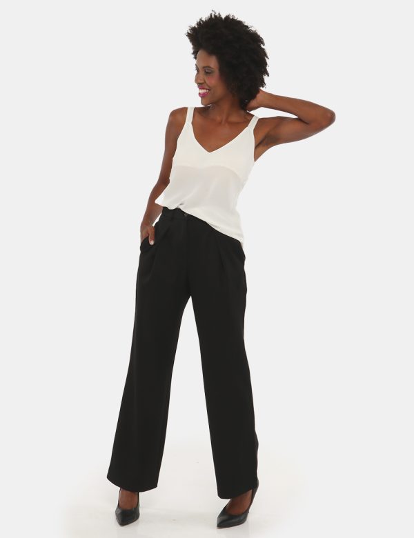 Pantalone Sandro Ferrone con bottone e zip - 95% poliestere 5% elastinaLa modella indossa la taglia 40 ed è alta 170 cm e la