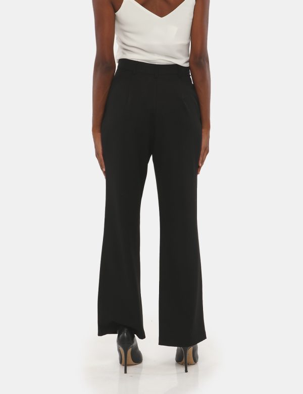 Pantalone Sandro Ferrone con bottone e zip - 95% poliestere 5% elastinaLa modella indossa la taglia 40 ed è alta 170 cm e la