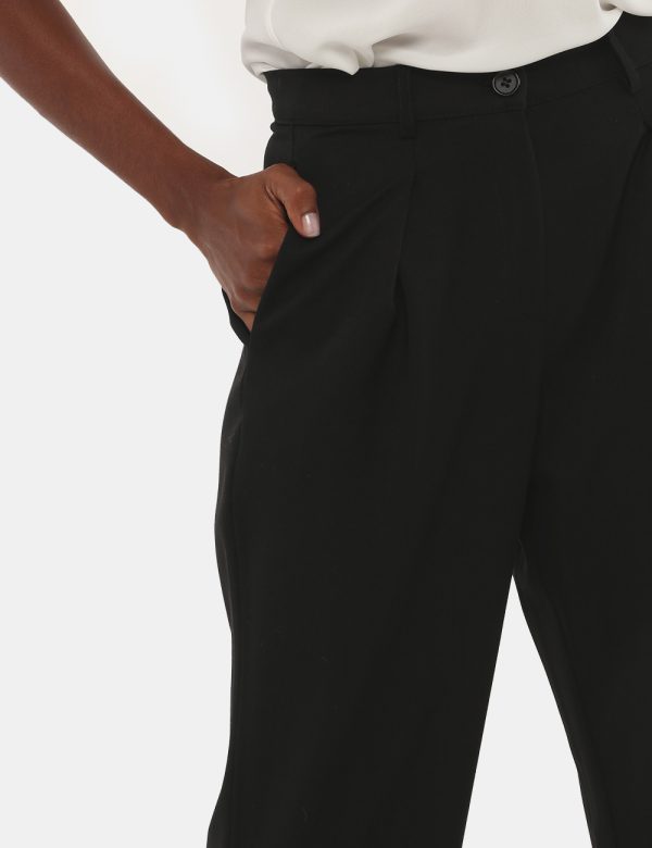 Pantalone Sandro Ferrone con bottone e zip - 95% poliestere 5% elastinaLa modella indossa la taglia 40 ed è alta 170 cm e la