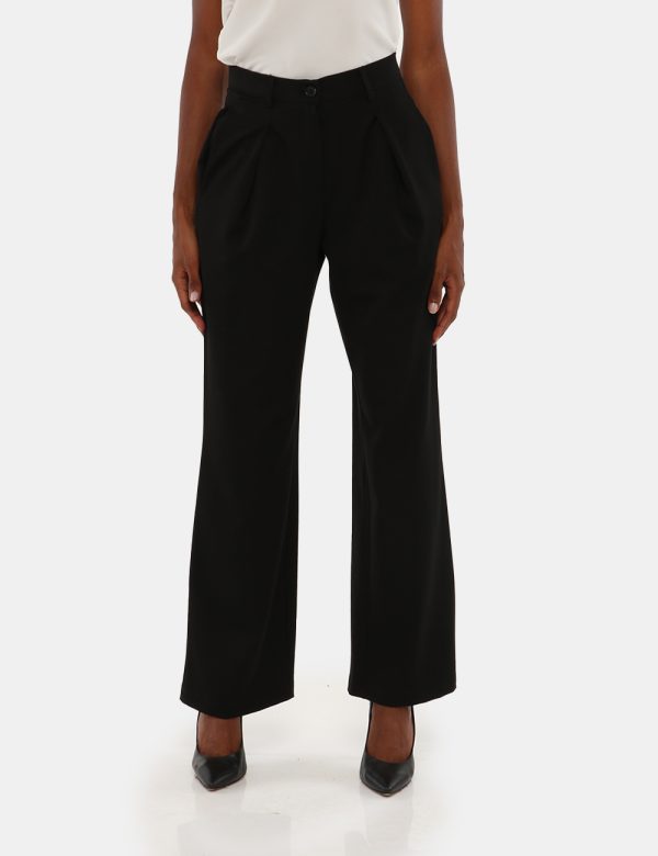 Pantalone Sandro Ferrone con bottone e zip - 95% poliestere 5% elastinaLa modella indossa la taglia 40 ed è alta 170 cm e la