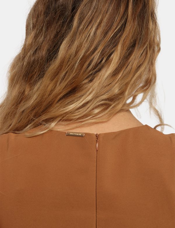 Vestito Sandro Ferrone beige - COMPOSIZIONE E VESTIBILITÀ:95% poliestere 5% elastaneLa modella è alta 170 cm e indossa la ta