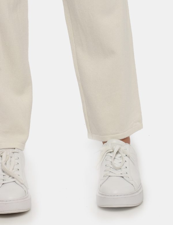 Pantalone Sandro Ferrone bianco - COMPOSIZIONE E VESTIBILITÀ:44% viscosa 24% nylon 19% poliestere 13% elastaneLa modella è a