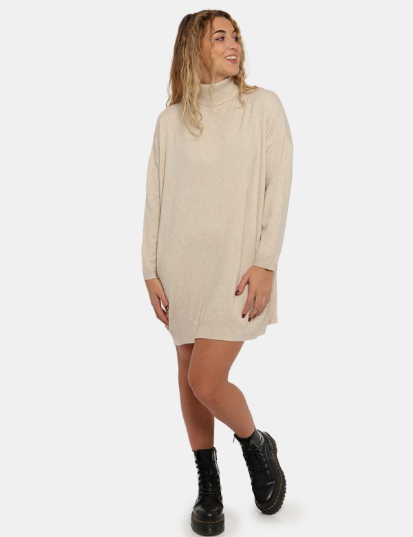 Maglione Sandro Ferrone beige - COMPOSIZIONE E VESTIBILITÀ:44% viscosa 24% nylon 19% poliestere 13% elastaneLa modella è alt