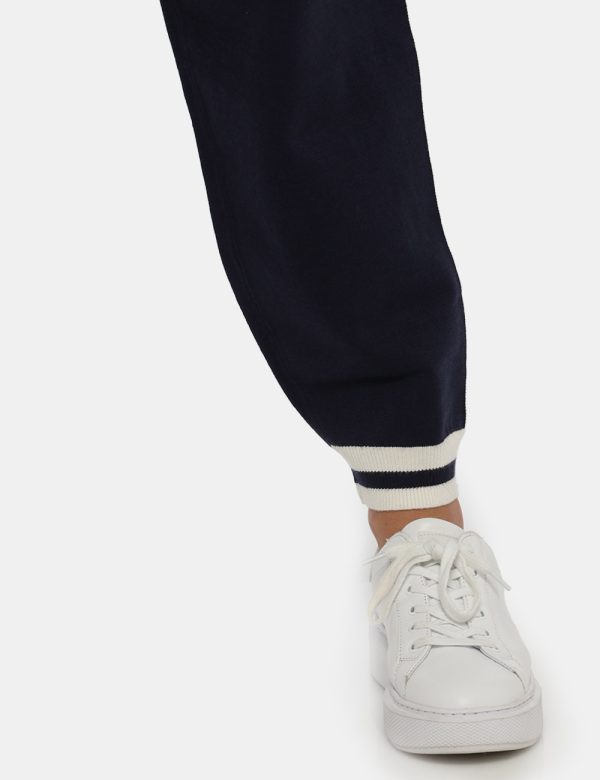 Pantalone Sandro Ferrone blu/bianco - COMPOSIZIONE E VESTIBILITÀ:50% viscosa 30% poliamide 20% poliestereLa modella è alta 1