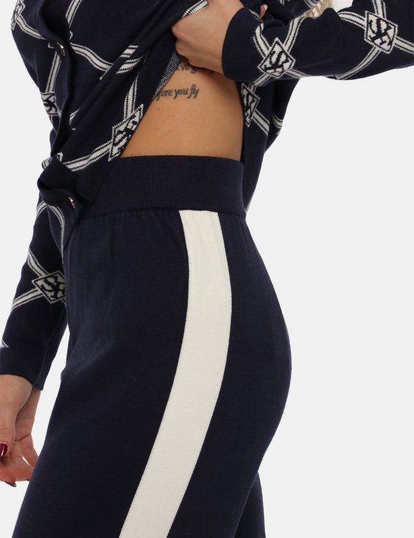 Pantalone Sandro Ferrone blu/bianco - COMPOSIZIONE E VESTIBILITÀ:50% viscosa 30% poliamide 20% poliestereLa modella è alta 1