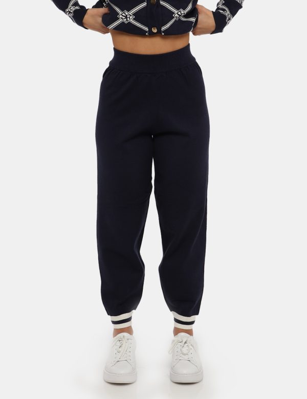 Pantalone Sandro Ferrone blu/bianco - COMPOSIZIONE E VESTIBILITÀ:50% viscosa 30% poliamide 20% poliestereLa modella è alta 1