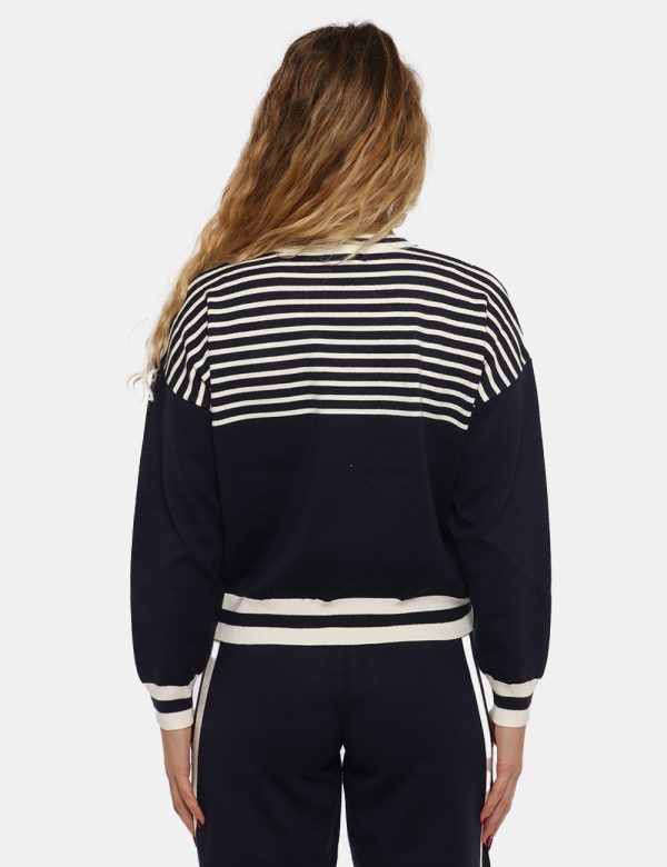 Maglione Sandro Ferrone blu/bianco - COMPOSIZIONE E VESTIBILITÀ:50% viscosa 30% poliamide 20% poliestereLa modella è alta 17